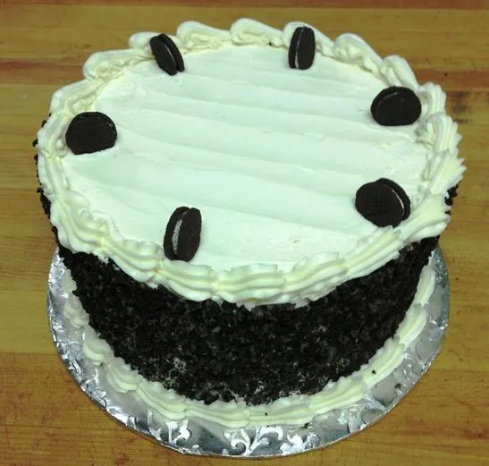 Cookies and cream cake topped with chocolate sandwich cookies